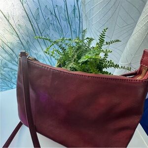 Elegant Burgundy Leather Crossbody Bag